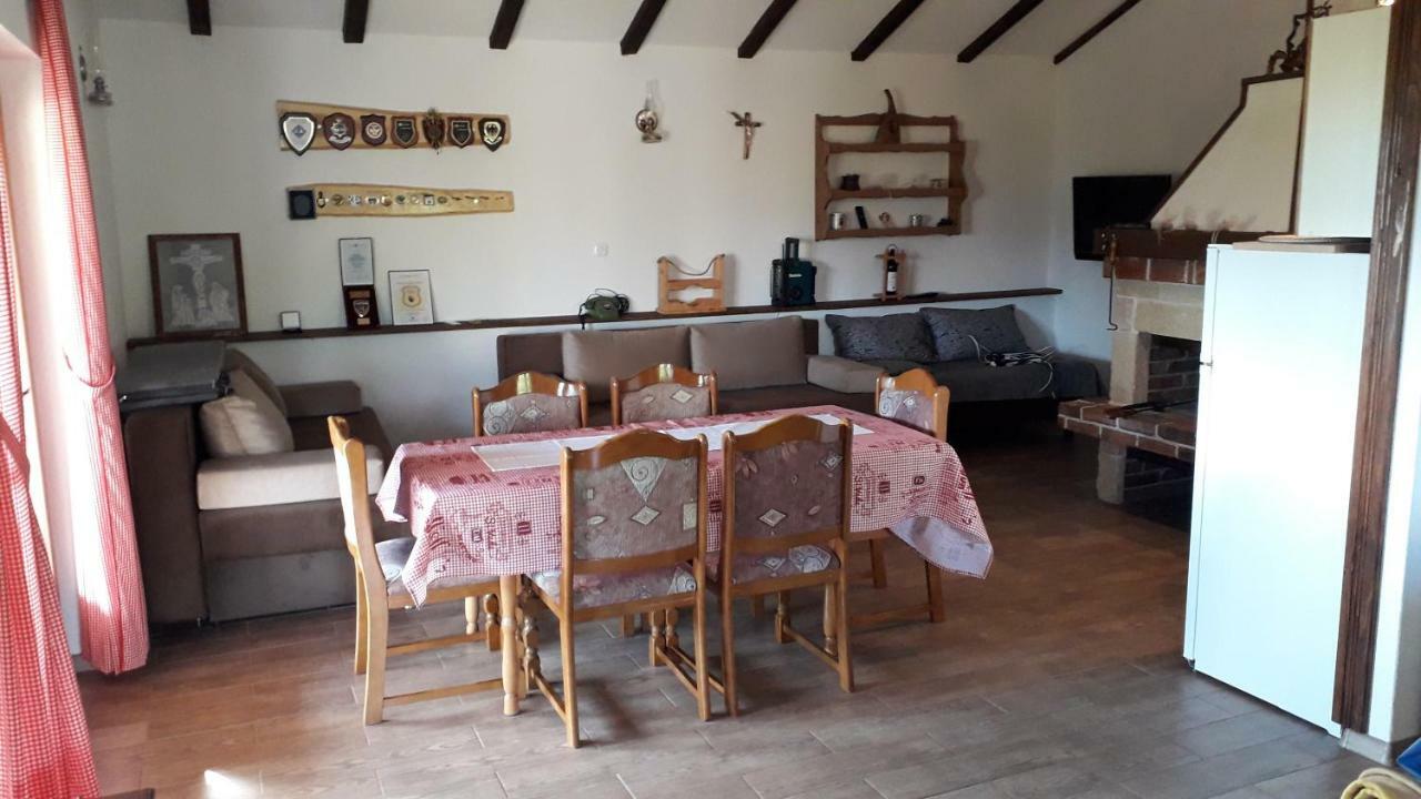 Lusnic Weekend House Petarヴィラ エクステリア 写真