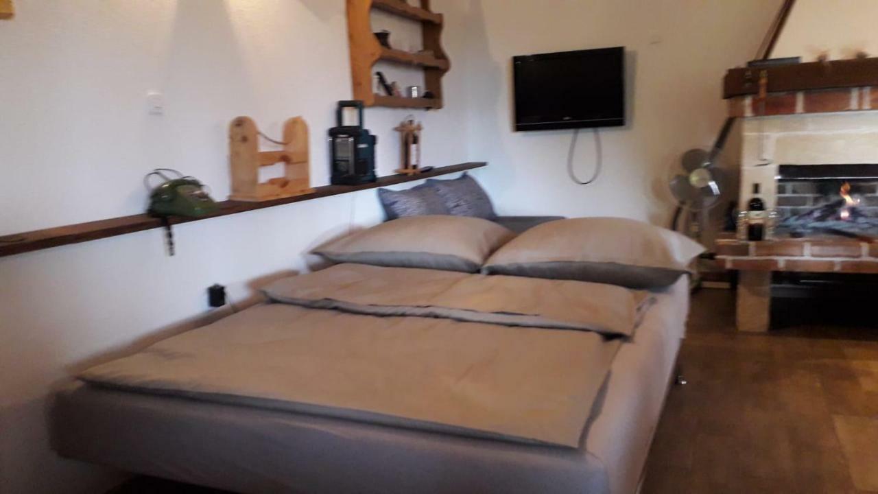 Lusnic Weekend House Petarヴィラ エクステリア 写真